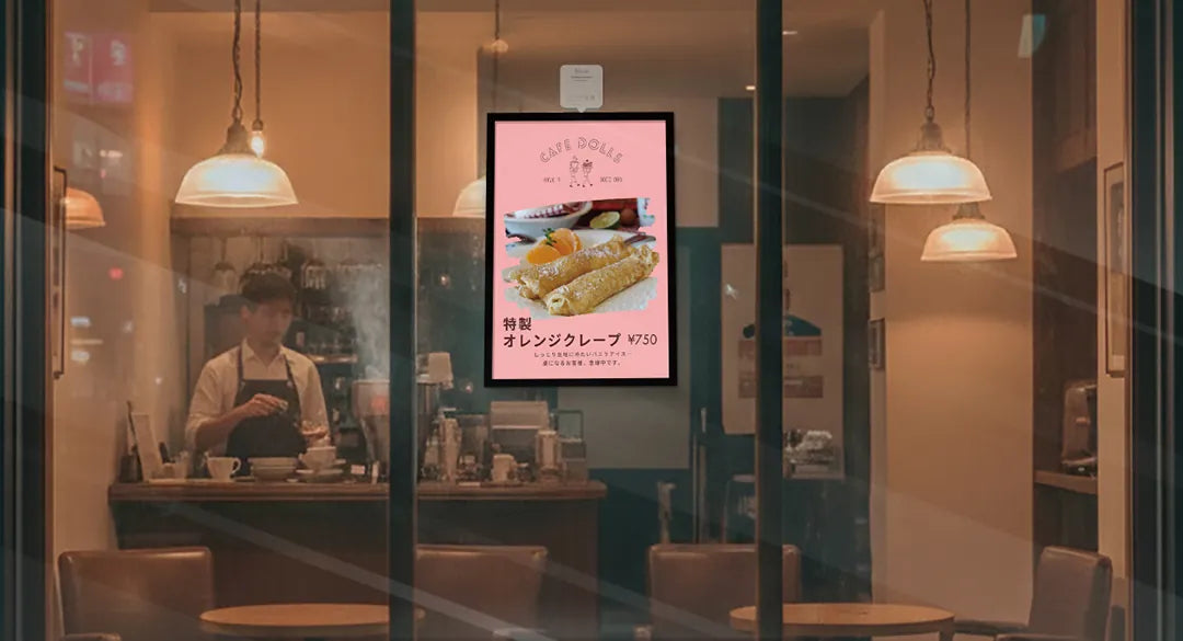 カフェの店頭ウィンドウに設置されたLEDパネル看板で、クレープメニューを告知しているシーン。