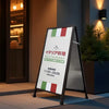 イタリアンレストラン前に設置された木製両面A型看板W.Board。ポスターとマーカーボード両対応のスタンド看板。
