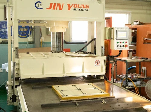 製品の生産設備について説明,Press