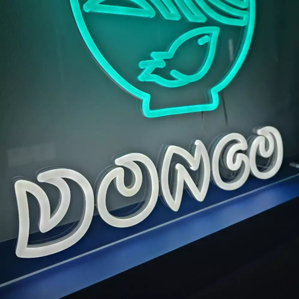 うどんDONGOロゴのLEDネオンサイン看板 壁面設置タイプのクローズアップ写真