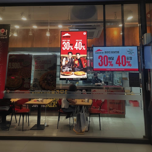 夜間にWtalkと従来ポスターとデジタルサイネージを併用した外観比較写真, メニュー伝達力の差別化, ブランド強化, ガラス面に取付けるライト, 売上アップ, 集客力向上, 夜間の視認性改善, シールフックを接着して設置