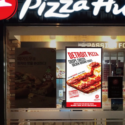 夜間にWtalkと従来ポスターを併用した外観比較写真, メニュー伝達力の差別化, ブランド強化, ガラス面に取付けるライト, 売上アップ, 集客力向上, 夜間の視認性改善, シールフックを接着して設置