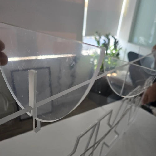 ANOBAKAロゴのLEDネオンサイン看板。アクリル立て台を本体に差し込もうとしてる写真。