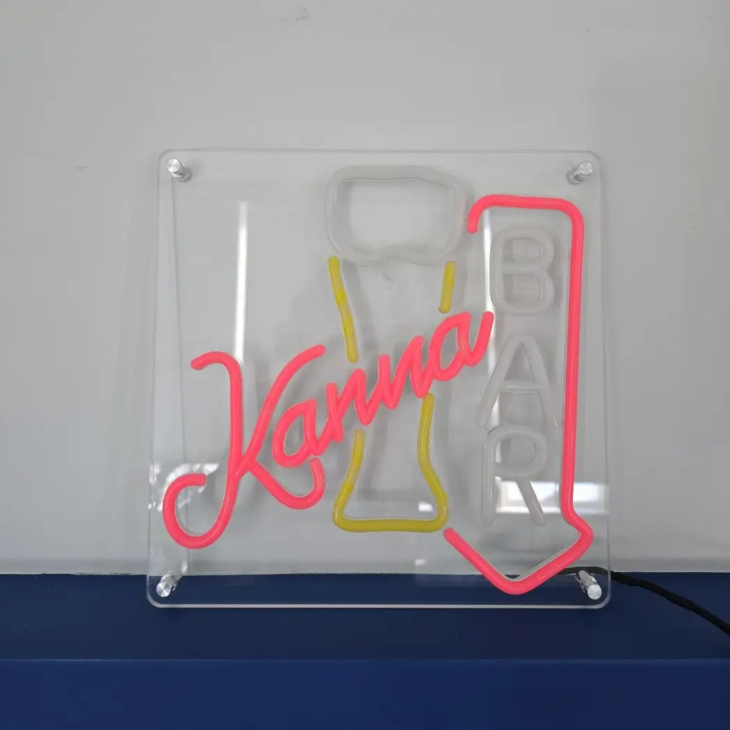 KannaBARロゴのLEDネオンサイン看板。屋内壁面タイプを消灯時に正面から撮影した全体写真。