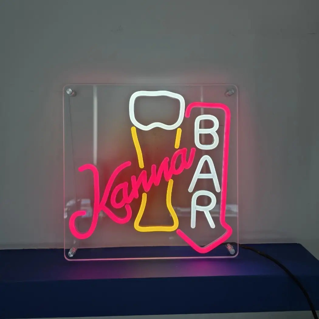 KannaBARロゴのLEDネオンサイン看板。屋内壁面タイプを薄暗い場所で点灯し、正面から撮影した全体写真。