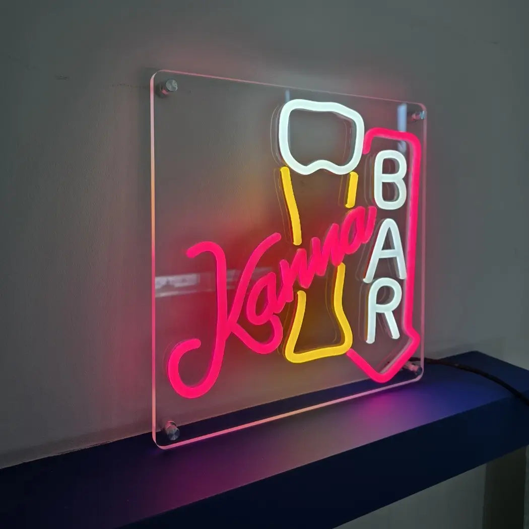 KannaBARロゴのLEDネオンサイン看板。屋内壁面タイプを点灯時に左側から撮影した写真。