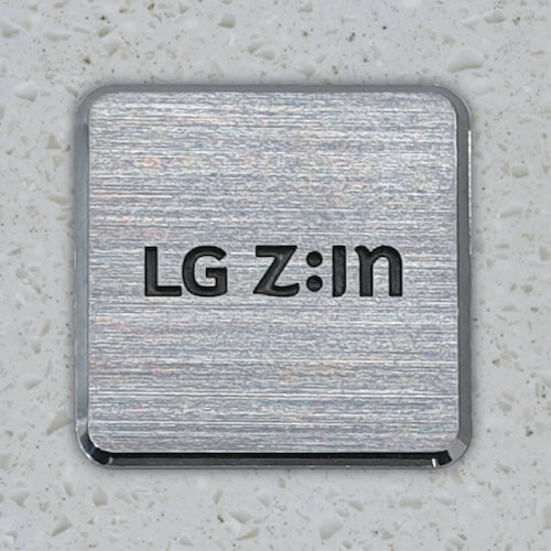 表面は精巧なヘアライン仕上げ, 縁はクロームの光沢ある斜面デザイン, 企業ロゴを美しく引き立てるラベル