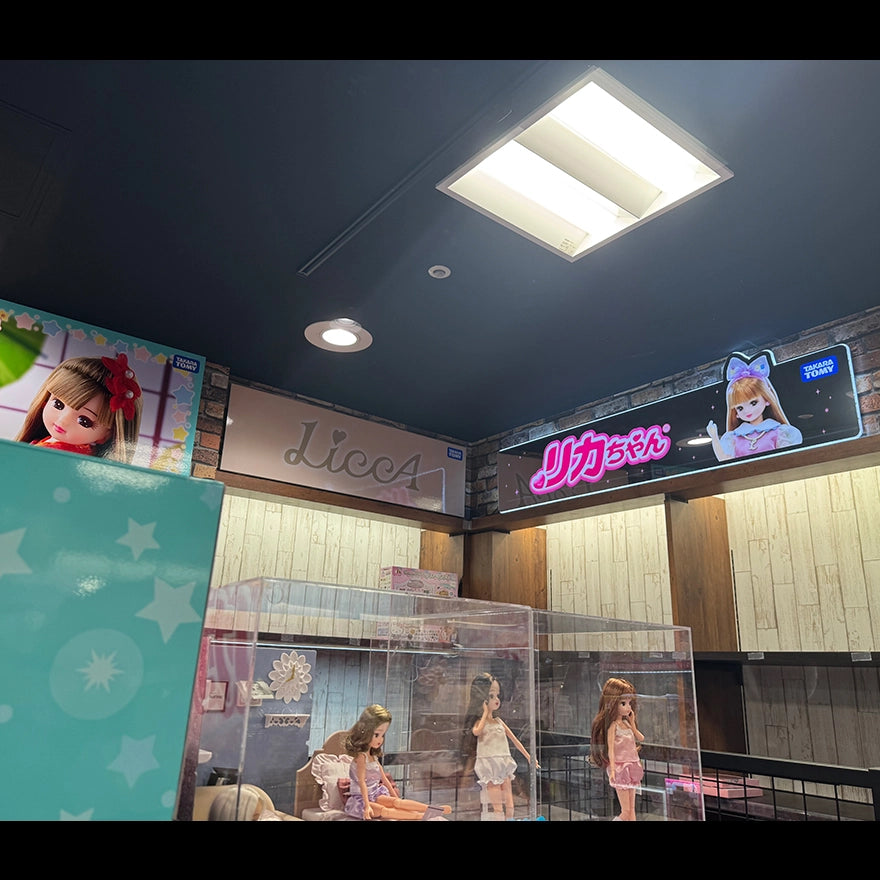 店舗用オーダーメイドライト看板の製作事例。ロゴデザインを忠実に再現した発光看板。背景はミラー仕様で、ロゴと側面が発光するLED看板。