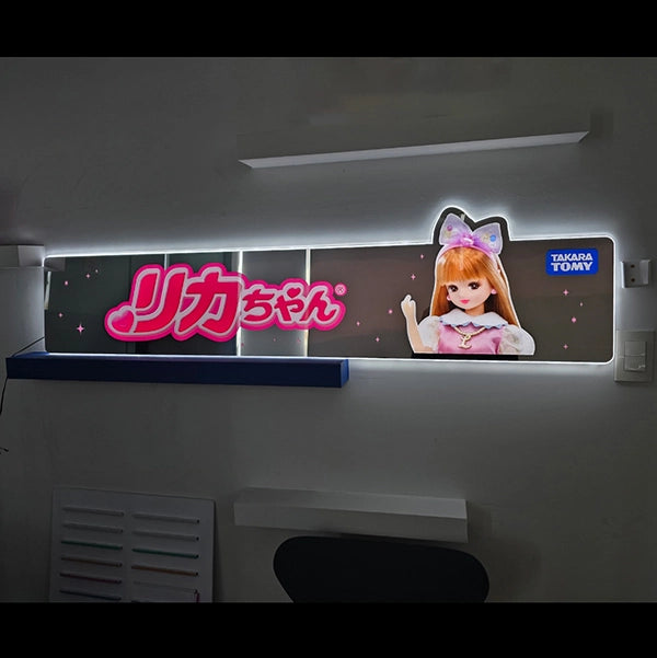 リカちゃんロゴのFFL看板。155×38cmサイズ。ネオン代替として採用されたミラー仕上げの特注LED看板。キャラクター部分に合わせた形状仕様。
