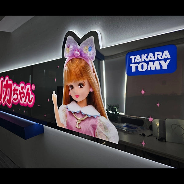 リカちゃんロゴのFFL看板。ネオンでは難しい細かなロゴ表現を実現したミラー仕上げの特注LED看板。斜めから見たイメージ。