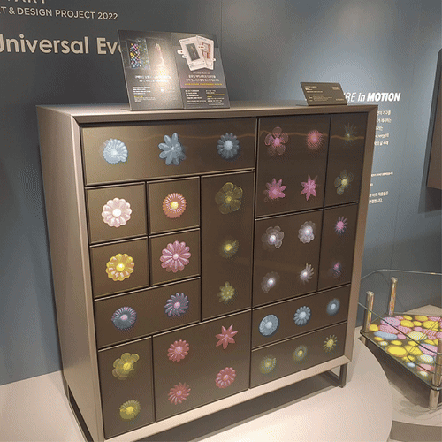 表面をレンチキュラー加工で仕上げた家具, 立体感と変化するビジュアル効果が特徴のユニークな家具