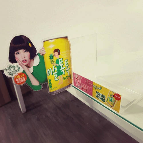 陳列台から広告が飛び出す形状の目立つ両面ポップアップ, 薄くてやわらかい素材でぶつかっても安心, コンビニ, ショッピングモール, 小売店