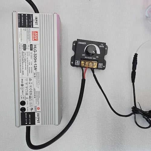 ネオンサイン用のSMPSアダプター。ネオンサインを安定して点灯させるため、大容量電圧に対応したアダプター機器および光の強弱を調整するディマー(調光器)の写真。