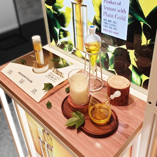 クラランス化粧品,木材とSUS素材で作った電飾看板のディスプレイ台をクローズアップ,ショッピングモール,百貨店,フランチャイズドラッグストア,商業施設