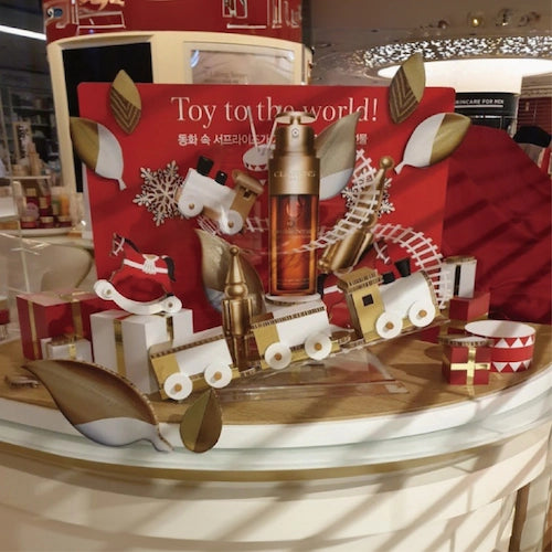 クラランス化粧品,汽車とプレゼントをモチーフにした冬季シーズンのディスプレイ,ショッピングモール,百貨店,フランチャイズドラッグストア,商業施設