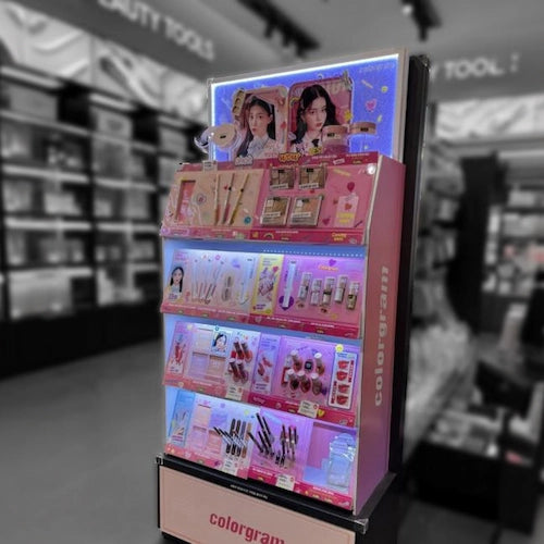 LED,鉄材,フォーメックス,アクリルなどの複合素材を使った化粧品のエンド什器,ショッピングモール,コンビニエンスストア,小売店,商業施設,フランチャイズドラッグストア