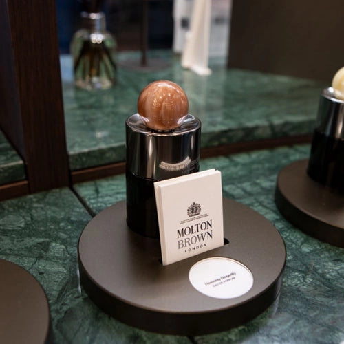 MOLTON BROWN,木材で高級感を演出したディスプレイ,ショッピングモール,百貨店,フランチャイズドラッグストア,商業施設