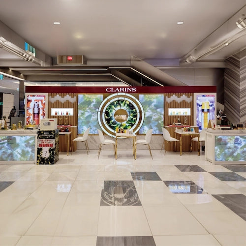 クラランス化粧品,自然をモチーフにしたディスプレイ,ショッピングモール,百貨店,フランチャイズドラッグストア,商業施設