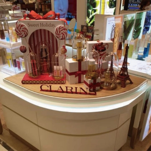 クラランス化粧品,パリをモチーフにした冬季シーズンのディスプレイ,ショッピングモール,百貨店,フランチャイズドラッグストア,商業施設