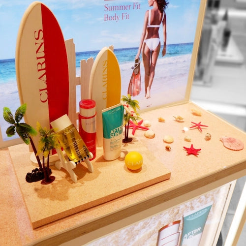 クラランス,サーフィンと砂浜をモチーフにした夏季シーズンディスプレイ,ショッピングモール,百貨店,フランチャイズドラッグストア,商業施設