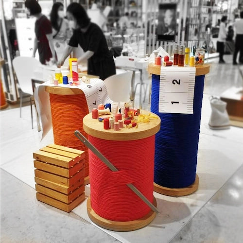 クラランス,針と糸,メジャーをモチーフに表現したディスプレイ,ショッピングモール,百貨店,フランチャイズドラッグストア,商業施設