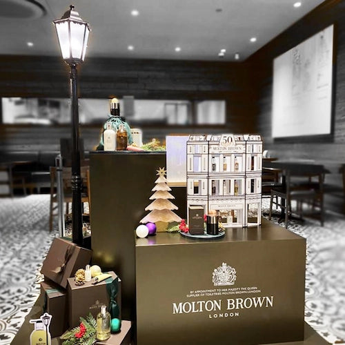 MOLTON BROWNのイギリスの街並みをモチーフにした冬季シーズンのディスプレイ,ショッピングモール,百貨店,フランチャイズドラッグストア,商業施設