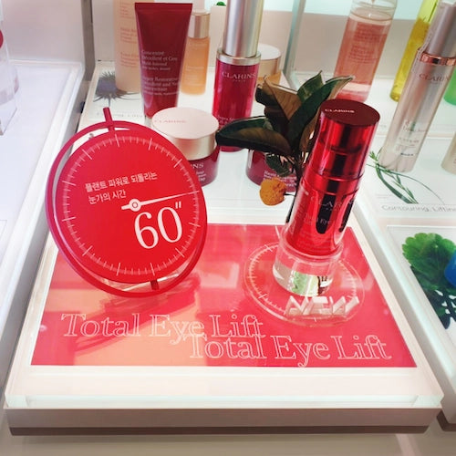 クラランス化粧品の透明アクリル素材を使ったディスプレイ,精巧な加工,ショッピングモール,百貨店,フランチャイズドラッグストア,商業施設