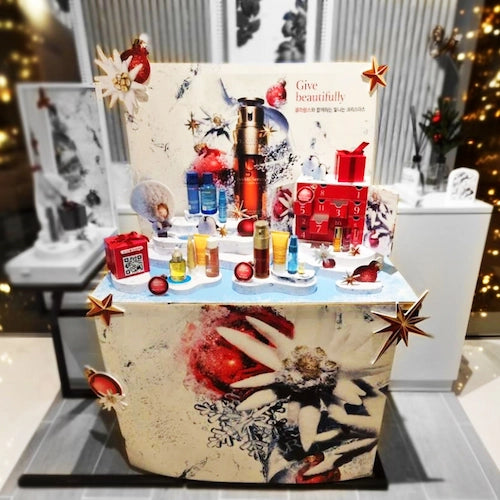 クラランス,プレゼント,雪,赤いカラーをモチーフにした冬季シーズンのディスプレイ,ショッピングモール,百貨店,フランチャイズドラッグストア,商業施設