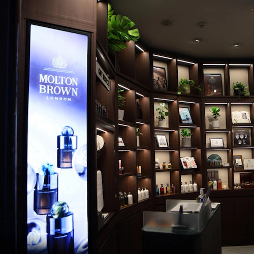 MOLTON BROWNの様々な製品を見せる大型電飾看板,ショッピングモール,百貨店,商業施設