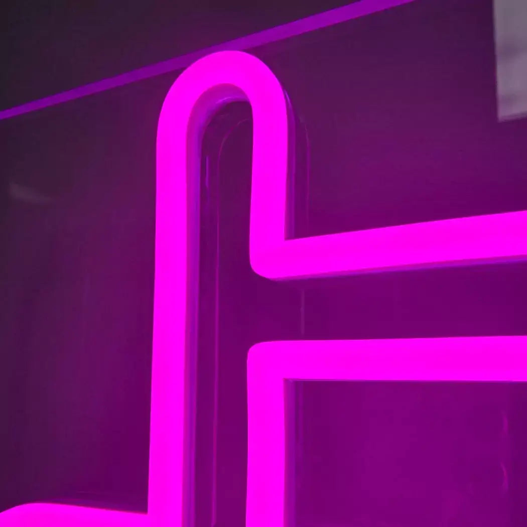 占ロゴのLEDネオンサイン看板  スタンド1タイプのクローズアップ写真