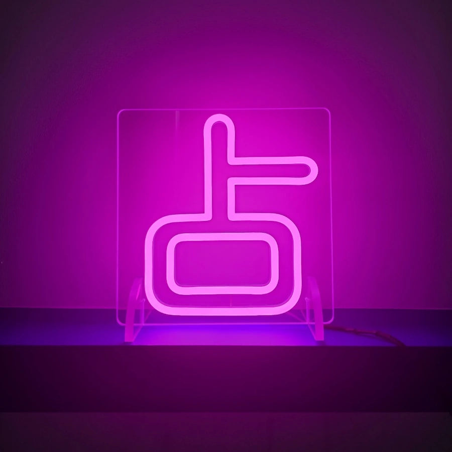 占ロゴのLEDネオンサイン看板  スタンド1タイプの正面からの全体写真