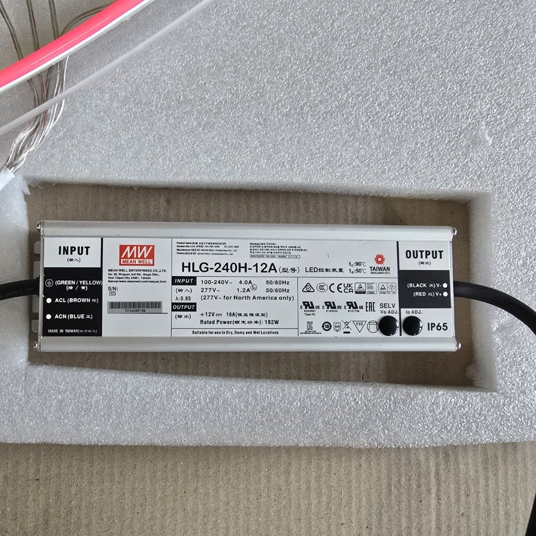 ネオンサイン用のSMPSアダプター。ネオンサインを安定して点灯させるため、大容量電圧に対応した電源装置の写真。