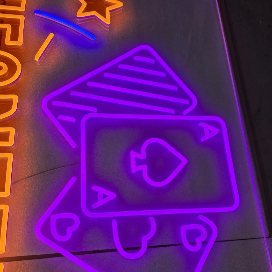 NEONTETRAロゴのLEDネオンサイン看板。デザインのトランプ部分をクローズアップした写真。