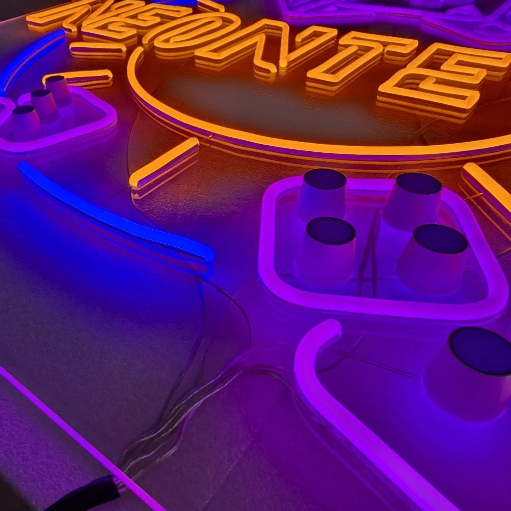 NEONTETRAロゴのLEDネオンサイン看板。デザインの文字とチャンネル文字仕様のサイコロ部分をクローズアップした写真。