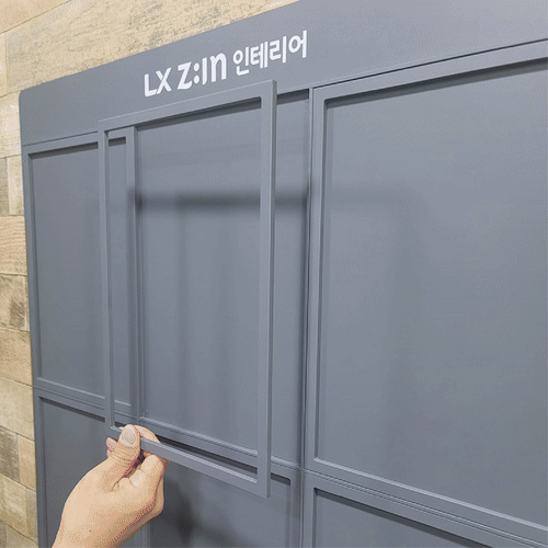 透明カバーなしのフレームだけの構造で掲示用紙を簡単に交換できる案内板, 上質感あり, ブランド強化, ショッピングモール, 百貨店, フランチャイズドラッグストア, 商業施設