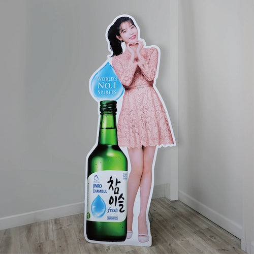K-POPアーティストのIUを起用した酒類販促用の等身大パネル, 米国店舗向け
