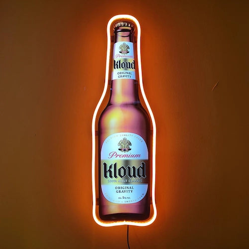 LEDネオンと自由形状ライトを用いた電飾広告物,実際の製品の細部を表現,ネオンのフレームで視覚効果,バー・居酒屋,飲食店,歓楽施設,ナイトスポット,リカーショップ