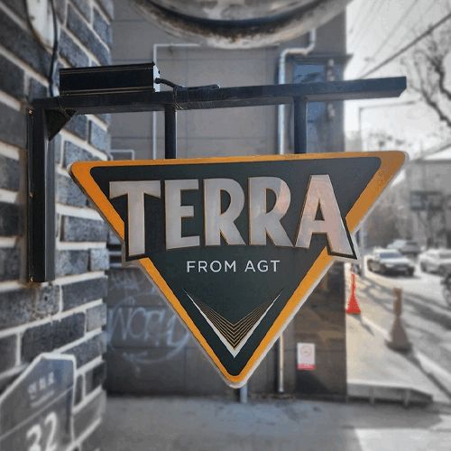 酒屋の入口に設置されたビールブランドの突出し看板, 両面ライト仕様