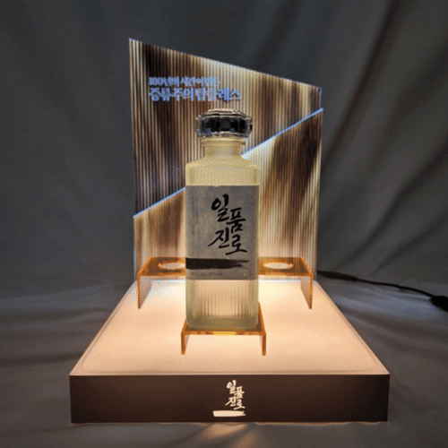 酒類ディスプレイ,LEDと多様な素材で高級感ある製品展示