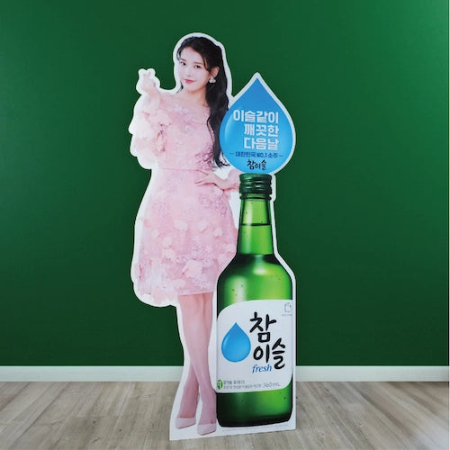 K-POP歌手IUがモデルの酒類の等身大パネル,歓楽施設,ナイトスポット,バー・居酒屋