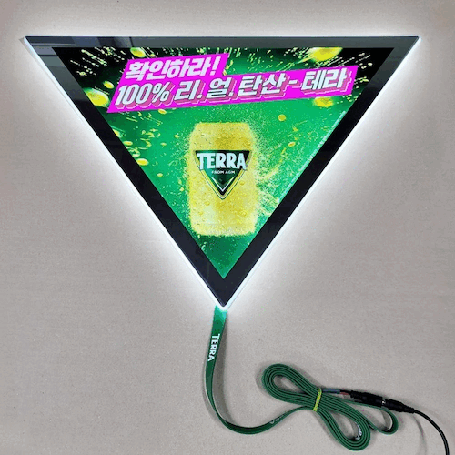 フレームは鏡でビジュアルは照明が付く三角形のビール広告物,自由形状ライト,FFL,ブランド強化,10mm,歓楽施設,ナイトスポット,バー・居酒屋