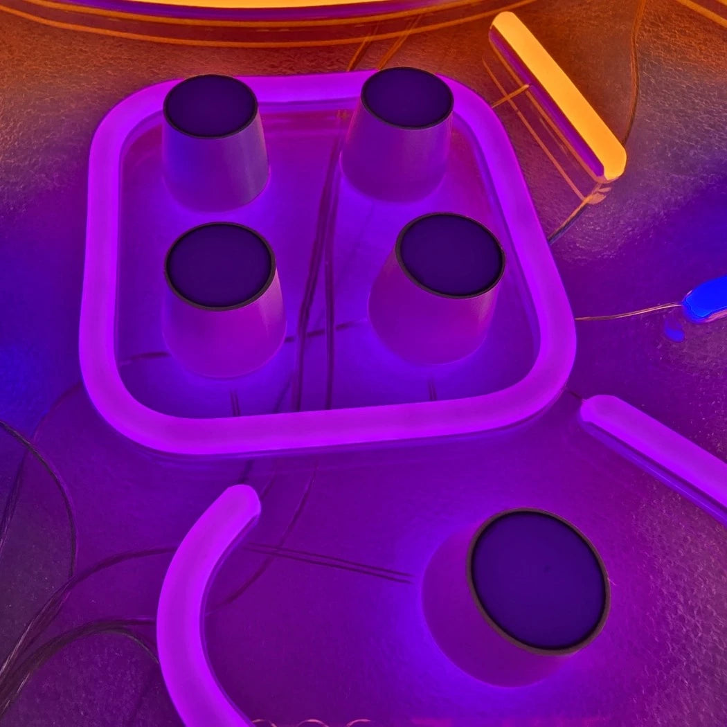 NEONTETRAロゴのLEDネオンサイン看板。チャンネル文字で表現したサイコロの目をクローズアップした写真。