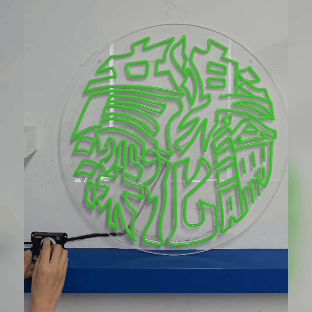 LEDネオンサインにオプション調光器（ディマー）を使用し、光の明るさを段階的に調整する様子を紹介した動作確認動画。大型タイプに合わせた大容量ディマーを使用。