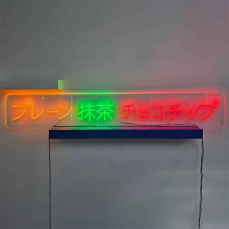 店舗販促向けオーダーメイドLEDネオンサイン製作事例。3種類のフレーバーを各ネオンカラーで表現し、販売中商品のみ点灯できるようカラー別ON/OFF仕様で製作。