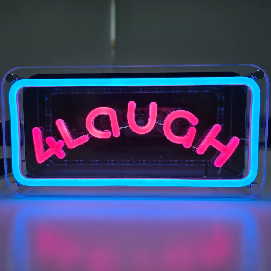 ４LaUGHロゴのLEDネオンサイン看板。金属スペーサーと２枚のアクリル板で立つスタンドタイプを点灯時に正面から撮影した写真。
