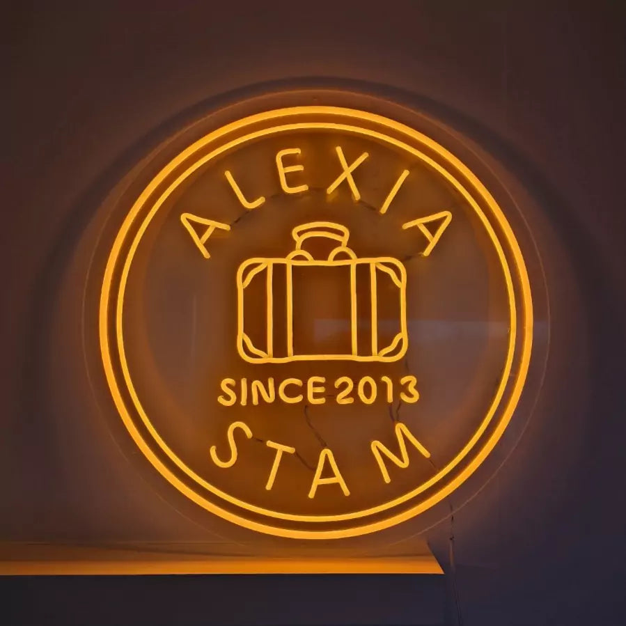 ALEXIAロゴのLEDネオンサイン看板 壁面設置タイプの全体写真