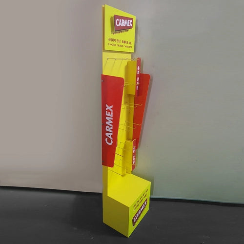 カーメックス,リップケアー製品の単独プロモーション台,固有の黄色と赤をモチーフにした活用,フォーメックス,ショッピングモール,コンビニエンスストア,小売店,商業施設,フランチャイズドラッグストア
