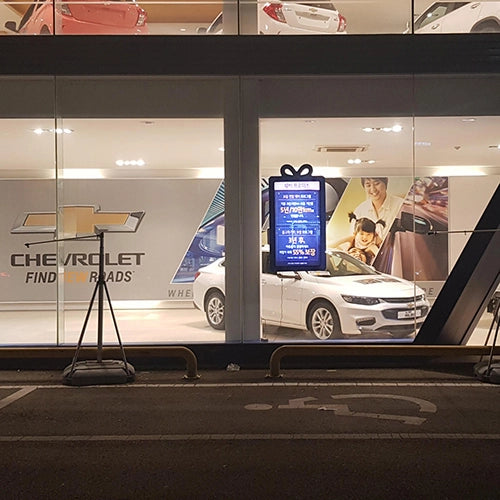 シボレー, 自動車購入プロモーション広告, 情報ポスターの差し替えが簡単, １分設置, ガラス接着式ライトWtalk, 集客力向上, シールフックを接着して設置