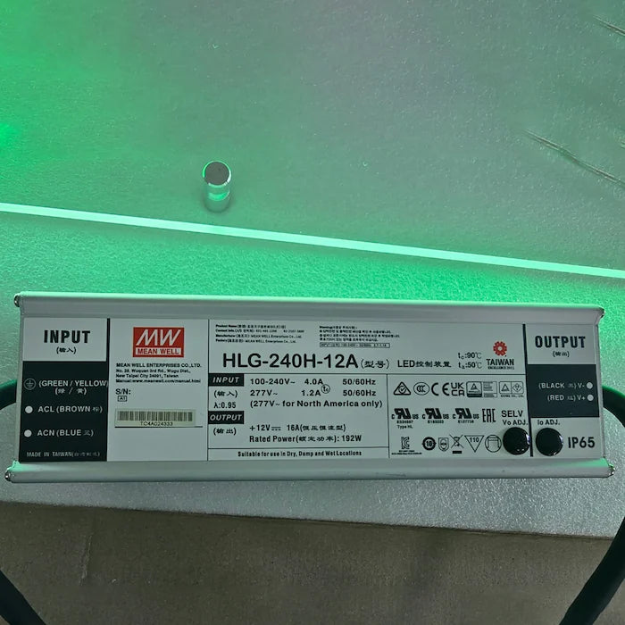 CHiBA INNOVATIONロゴのネオンサインに付属されたSMPSアダプター。ネオンサインを安定して点灯させるため、大容量電圧に対応したアダプター機器。