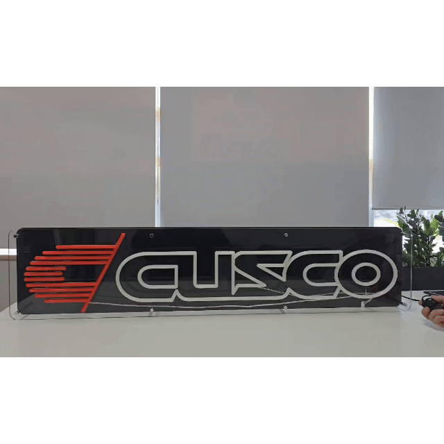 CUSCOロゴのネオン看板。オプションの調光器(ディマー)により、ネオンの明るさを調整できる様子を確認できる動画。